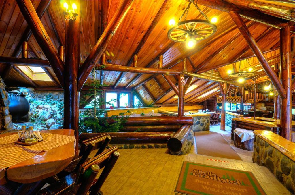 Resort Cheile Gradistei Moieciu มัวเยชู เด ซุส ห้อง รูปภาพ